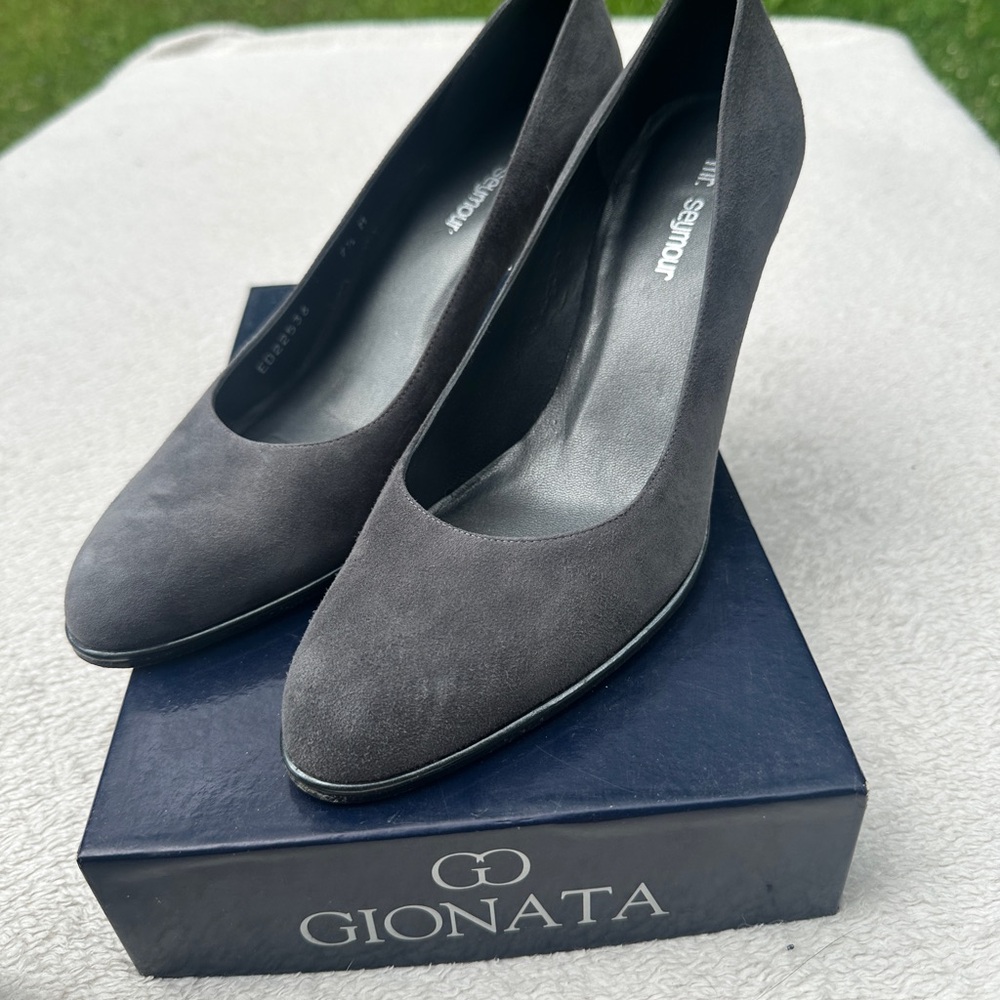 Chic Gray Heels with Sleek Silhouette